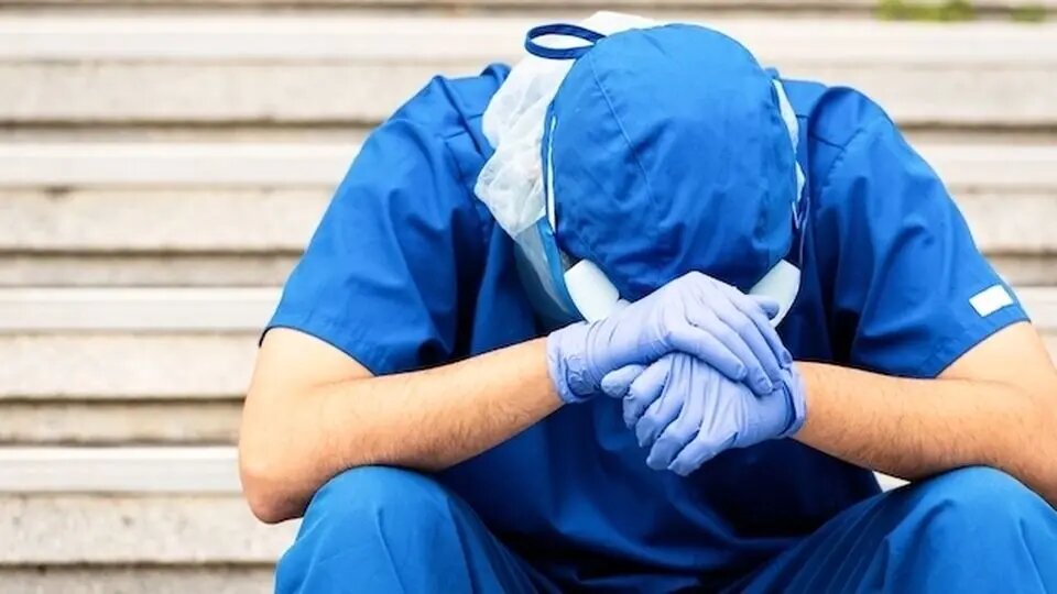 ۱۵ شب کشیک در ماه؛ آموزش یا کار ارزان؟/ «درآمد یک پزشک متخصص طرحی در ایران کمتر از یک آرایشگر است»