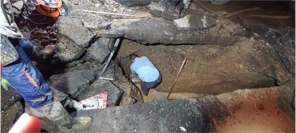 تلاش تیم امداد ناحیه منیریه آبفای منطقه 5 برای جلوگیری از هدررفت آب