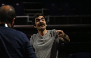 انتقاد حسین کیانی از حضور رپرها در صحنه تئاتر: تئاتری که به تماشاگران غریبه نیاز دارد