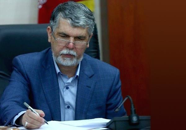 در این نامه سیدعباس صالحی به غلامحسین محسنی اژه‌ای پیشنهاد داده است که دستور مدیرکل حقوقی و امور مجلس سازمان ثبت مبنی بر عدم انتشار آگهی‌های ثبتی در مطبوعات لغو شود. ابلاغیه مذکور از ابتدای آبان‌ماه امسال اجرایی خواهد شد و تمامی فرآیندهای ثبتی شامل حوزه‌های املاک، اسناد، ثبت شرکت‌ها، اجرای اسناد رسمی و مالکیت معنوی را به سایت آگهی‌های سازمان محدود می‌کند. وزیر ارشاد در این نامه همچنین به وضعیت مالی نگران‌کننده روزنامه‌ها اشاره کرده و بیان داشته است که تکلیف قانونی درج آگهی‌های دولتی در رسانه‌های چاپی علاوه بر کمک به جریان سالم اطلاعات در جامعه، به عنوان یک منبع درآمد برای پوشش هزینه‌های سنگین این بخش فرهنگی عمل می‌کند. صالحی همچنین یادآور شده است که هزینه این آگهی‌ها از سوی مردم پرداخت می‌شود و هیچ ارتباطی با بودجه کل کشور و یارانه‌ها ندارد.