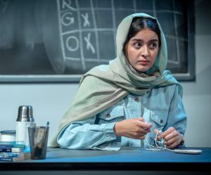 نمایش «انگلیسی»: اثر ساناز طوسی در صحنه جهانی و ایرانی همزمان به اجرا درآمد