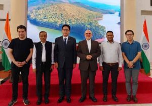 مجید کامرانی، رایزن فرهنگی ایران، و ناراندا گارگ، رایزن فرهنگی هند، در این دیدار که در مرکز فرهنگی هند در ابوجا برگزار شد، به بررسی فرصتهای همکاری پرداختند. کامرانی با اشاره به مشترکات فرهنگی، تاریخی و زبانی بین دو کشور، این عوامل را زمینهای مناسب برای توسعه روابط دوجانبه دانست. وی همچنین از هند برای همکاری در برنامههای مشترک از جمله جشنواره فیلم آسیایی قدردانی کرد. در ادامه، گارگ ضمن ابراز علاقهمندی به انجام پروژههای فرهنگی و هنری مشترک با ایران، گزارشی از تجربیات موفق این رایزنی در نیجریه ارائه داد و آمادگی خود را برای تبادل تجربیات بین دو کشور اعلام کرد. این توافق میتواند زمینهساز تعاملات بیشتر فرهنگی و هنری در منطقه باشد و به تقویت روابط دو کشور کمک کند.