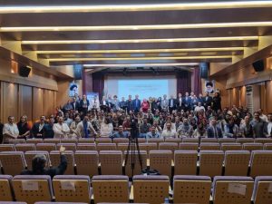 این مراسم با هدف ارتقاء آگاهی نسبت به نقش گردشگری در جامعه و تأثیر آن بر ارزشهای اجتماعی، فرهنگی، سیاسی و اقتصادی در جهان برگزار گردید. در این آئین، یاد و خاطره روان شادان «کیومرث غفاری» و «جلیل چرخیان»، از اساتید نامی و راهنمایان پیشکسوت گردشگری گرامی داشته شد و از بیش از ۲۰ نفر از راهنمایان پیشکسوت تهران، از جمله محمدرضا ایزدپناهی، محمد فیروزی و عذرا فارسی تقدیر به عمل آمد. همچنین، از ۱۶ راهنمای پیشکسوت دیگری که نتوانستند در این مراسم حاضر شوند، با ارسال لوح تقدیر به طور جداگانه تقدیر شد. محمدحسین یزدانی، رئیس هیات مدیره انجمن حرفهای راهنمایان گردشگری استان تهران، در این مراسم به شعار امسال سازمان جهانی گردشگری ملل متحد، «گردشگری و صلح» اشاره کرد و گفت: «ما فعالان این عرصه تلاش میکنیم تا در سختترین شرایط هم، از صلح و فرهنگ کشورمان دفاع کنیم و آن را به جهانیان بشناسانیم.» این آئین تجلیل با همکاری وزارت میراث فرهنگی، گردشگری و صنایع دستی و دیگر نهادهای مرتبط، با حضور جمع زیادی از راهنمایان گردشگری تهران و ایران برگزار شد.