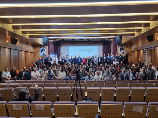 این مراسم با هدف ارتقاء آگاهی نسبت به نقش گردشگری در جامعه و تأثیر آن بر ارزش‌های اجتماعی، فرهنگی، سیاسی و اقتصادی در جهان برگزار گردید. در این آئین، یاد و خاطره روان شادان «کیومرث غفاری» و «جلیل چرخیان»، از اساتید نامی و راهنمایان پیشکسوت گردشگری گرامی داشته شد و از بیش از ۲۰ نفر از راهنمایان پیشکسوت تهران، از جمله محمدرضا ایزدپناهی، محمد فیروزی و عذرا فارسی تقدیر به عمل آمد. همچنین، از ۱۶ راهنمای پیشکسوت دیگری که نتوانستند در این مراسم حاضر شوند، با ارسال لوح تقدیر به طور جداگانه تقدیر شد. محمدحسین یزدانی، رئیس هیات مدیره انجمن حرفه‌ای راهنمایان گردشگری استان تهران، در این مراسم به شعار امسال سازمان جهانی گردشگری ملل متحد، «گردشگری و صلح» اشاره کرد و گفت: «ما فعالان این عرصه تلاش می‌کنیم تا در سخت‌ترین شرایط هم، از صلح و فرهنگ کشورمان دفاع کنیم و آن را به جهانیان بشناسانیم.» این آئین تجلیل با همکاری وزارت میراث فرهنگی، گردشگری و صنایع دستی و دیگر نهادهای مرتبط، با حضور جمع زیادی از راهنمایان گردشگری تهران و ایران برگزار شد.