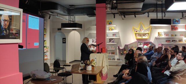 میرشمس‌الدین ادیب سلطانی، به عنوان یکی از بزرگ‌ترین اندیشمندان و فیلسوفان معاصر ایران، تأثیر بزرگی بر زبان و اندیشه پارسی داشته است. در مراسم رونمایی از آخرین کتاب او، محمد کریمی زنجانی، با ستایش از کار ادیب سلطانی، او را «شرف زبان و اندیشه پارسی» نامید و بر نقش او در دفاع از ظرفیت‌های زبان پارسی در برابر اتهامات نابسندگی آن برای درک اندیشه‌های نو تأکید کرد. این مراسم، که به مناسبت انتشار کتاب جدید ادیب سلطانی به نام "On Relativism: An Apologia" (دفاع از نسبی‌انگاری) برگزار شد، حاوی نقدهای ارزشمندی از فیلسوفان برجسته همچون مصطفی ملکیان و محمد کریمی زنجانی بود. ملکیان به تفصیل درباره نسبی‌انگاری شناختی و اخلاقی، که از محورهای اصلی کتاب است، صحبت کرد و توضیح داد که نسبی‌انگاری شناختی بر این باور است که نمی‌توان هیچ ادعای جهان‌شمولی در مورد جهان خارج داشت، در حالی که نسبی‌انگاری اخلاقی معتقد است که هیچ حکم اخلاقی‌ای جهان‌شمول و همیشگی نیست و هر حکم بسته به فرد یا فرهنگ خاصی صادر می‌شود. کریمی زنجانی نیز در سخنان خود، از تأثیر ژرف ادیب سلطانی بر فلسفه و نثر پارسی سخن گفت و او را ادامه‌دهنده سنت سرکشی و شوریدگی فکری بزرگان اندیشه ایرانی دانست که در تاریخ اندیشه همواره مورد ستایش و تأمل بوده است.