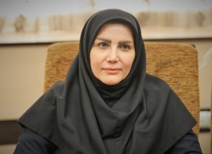 آرزو ذکایی‌فر، معاون توانمندسازی مرکز کارآفرینی و توانمندسازی سازمان بهزیستی کشور، با اشاره به اهمیت آموزش در فرایند توانمندسازی، اعلام کرد که تا سال گذشته، ۵۰ درصد شهریه دانشجویی بانوان سرپرست خانوار و فرزندان آن‌ها که در دهک‌های درآمدی یک تا پنج قرار دارند، تأمین می‌شد. اما از سال جاری، با پیگیری‌های انجام شده، برای نخستین بار، این خانواده‌ها ۱۰۰ درصد شهریه دانشجویی را دریافت خواهند کرد. ذکایی‌فر در گفت‌وگو با ایسنا، تأکید کرد که توانمندسازی جامعه هدف، یکی از ماموریت‌های اصلی سازمان بهزیستی است. وی افزود: طبق قانون ساختار نظام جامع رفاه و تأمین اجتماعی، سیاست توانمندسازی به معنای کاهش روش‌های تأمین مستقیم نیاز و افزایش توانایی‌های فردی و جمعی برای تأمین نیازها توسط خود افراد است. معاون بهزیستی همچنین از ایجاد معاونت توانمندسازی و رفاه اجتماعی در ساختار جدید سازمان خبر داد و گفت که فعالیت‌ها و برنامه‌های این معاونت در قالب اداره رفاه اجتماعی و اداره استعدادیابی و توسعه مهارت‌ها انجام می‌شود. ذکایی‌فر با بیان اینکه ۱۸ هزار دانشجو تحت پوشش سازمان بهزیستی قرار دارند، افزود: از این تعداد، ۶۸۲۷ نفر شامل بانوان سرپرست خانوار و فرزندان آن‌ها و ۱۱ هزار و ۱۲۷ نفر نیز افراد دارای معلولیت هستند که در مقاطع مختلف تحصیلی مشغول به تحصیل‌اند. وی همچنین خاطرنشان کرد که ۷۷ درصد از این دانشجویان زن و ۲۳ درصد مرد هستند. معاون سازمان بهزیستی در پایان به پرداخت کمک‌هزینه تحصیلی به دانش‌آموزان تحت پوشش اشاره کرد و اعلام کرد که ۱۸۰ هزار دانش‌آموز تحت حمایت سازمان هستند و در سال جاری با جذب اعتباراتی برای تأمین وسایل آموزشی، اقدامات بهتری برای این دانش‌آموزان انجام شده است.