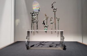 نمایشگاهی با عنوان «مرمت و حفاظت آثار تاریخی» روز چهارشنبه، دوم آبانماه در موزه ملی ایران افتتاح شد که در آن ۶۹ قلم شیء فرهنگی و تاریخی از جمله پرده درویشی قاجاری، جام نقرهای ۲۶۰۰ ساله کلماکره و قاب چوبی آینه کاخ صاحبقرانیه نیاوران به نمایش گذاشته شده است. این آثار که از ۲۳ استان کشور جمعآوری شده، شامل سفالینهها، ابزار فلزی، سکهها، کتابها، تابلوهای نقاشی و منسوجات از دورههای مختلف تاریخی است. محمدرضا زاهدی، رئیس اداره اموال اداره کل موزهها در مراسم افتتاحیه، به اهمیت حفاظت و مرمت آثار تاریخی اشاره کرد و گفت: «این نمایشگاه به عنوان فرصتی برای آشنایی بیشتر با همکاری در زمینه حفاظت و مرمت آثار تاریخی ایجاد شده است.» او همچنین یادآور شد که هدف از برپایی این نمایشگاه، افزایش آگاهی عمومی نسبت به اهمیت حفاظت از اموال فرهنگی و تاریخی است. هادی میرزایی، مدیرکل موزهها، نیز بر اهمیت حفظ سلامت آثار تاریخی تأکید کرد و گفت: «حفاظت شامل تمامی تلاشها برای درک بهتر میراث فرهنگی و تأمین ایمنی آثار است.» این نمایشگاه تا ۱۴ آبانماه در سالن نمایشهای موقت موزه ملی ایران پذیرای بازدیدکنندگان است و ساعات بازدید از ۹ صبح تا ۱۷ بعدازظهر تعیین شده است.