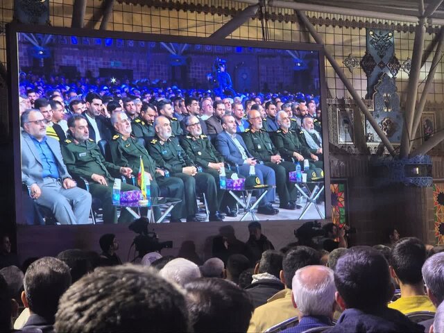 در این مراسم، سردار بهمن ریحانی، فرمانده سپاه نبی اکرم(ص) استان کرمانشاه، به نقش برجسته مردم این استان در پیروزی انقلاب اسلامی و دفاع مقدس اشاره کرد و اظهار داشت: "مردم کرمانشاه با تقدیم ۱۰۴ شهید در آغاز انقلاب و تشکیل ۱۵ تیپ مردم‌پایه در دوران دفاع مقدس، همواره در خط مقدم دفاع از کشور بوده‌اند." سردار ریحانی همچنین به تقدیم ۹۸۰۰ شهید در دوران دفاع مقدس و شهدای مدافع حرم و امنیت اشاره کرد و افزود: "کرمانشاه علاوه بر شهدای خود، میزبان ۱۶ هزار شهید از دیگر نقاط کشور نیز بوده است." فرمانده سپاه نبی اکرم(ص) استان کرمانشاه بر ضرورت زنده نگه‌داشتن یاد شهدا تأکید کرد و گفت: "برگزاری این کنگره عظیم با هدف ترویج فرهنگ ایثار و شهادت در جامعه است." وی همچنین به برگزاری ۳۰ اجلاسیه و بیش از ۲۲۰۰ یادواره شهید در سطح استان اشاره کرد و خاطرنشان ساخت: "ما به نیابت از شهدا، اقدامات مختلفی از جمله جمع‌آوری آثار شهدا، سرکشی از خانواده‌های آنها، توزیع جهیزیه، و آزادسازی زندانیان جرائم غیرعمد انجام داده‌ایم." محل برگزاری این اجلاسیه با وسعت پنج هزار متر مربع در زمینی به مساحت هفت هکتار ساخته شده است. ریحانی در پایان اظهار امیدواری کرد که برگزاری این کنگره موجب استمرار حرکت در مسیر شهدا و گرامیداشت یاد آنها باشد.