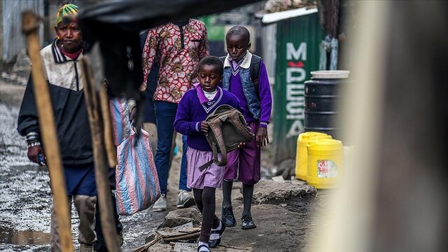 آژانس پناهندگان سازمان ملل متحد (UNHCR) و صندوق کودکان سازمان ملل (یونیسف) در یک بیانیه مشترک اعلام کردند که پیش‌بینی می‌شود ۳.۷ میلیون کودک زیر پنج سال تنها در سال جاری با سوء تغذیه شدید مواجه شوند و به کمک فوری نیاز دارند. این کودکان که از قبل به دلیل گرسنگی ضعیف شده‌اند، در صورت عدم اقدام سریع، ۱۱ برابر بیشتر از همسالان سالم خود در سودان در معرض خطر مرگ ناشی از بیماری‌های قابل پیشگیری خواهند بود. این بیانیه همچنین به کمبود شدید دسترسی به آب تمیز، مراقبت‌های بهداشتی و سرپناه اشاره کرده و تأکید می‌کند که با فروپاشی زیرساخت‌های حیاتی، واکنش بین‌المللی باید به طور فوری تشدید شود تا با نیازهای فزاینده مردم سودان همخوانی داشته باشد. در ادامه این گزارش، درخواست‌های سازمان ملل و جامعه بین‌المللی برای پایان دادن به درگیری‌ها در سودان به شدت افزایش یافته است، زیرا جنگ در این کشور، میلیون‌ها نفر را با قحطی مواجه کرده است. همچنین، «ماگدا روبالو سیلوا»، وزیر بهداشت سابق گینه بیسائو، نسبت به تأثیرات مخرب سیل و خشکسالی بر جمعیت‌های آفریقایی هشدار داد و تأکید کرد که این بحران‌ها موجب محرومیت از دسترسی به تغذیه مناسب و بروز سوء تغذیه در اکثر کشورهای آفریقایی می‌شود. وی افزود که اگر اقدامات لازم به سرعت انجام نشود، پیش‌بینی می‌شود ۱۵۰ میلیون نفر دیگر در آفریقا تا سال ۲۰۵۰ میلادی به فقر کشیده شوند. کشورهای مختلف آفریقایی، از جمله نیجر، چاد، نیجریه، مالی، کامرون و جمهوری دموکراتیک کنگو، از ژوئن ۲۰۲۴ با سیل‌های ویرانگر مواجه هستند که جان صدها نفر را گرفته و میلیون‌ها نفر را تحت تأثیر قرار داده است.
