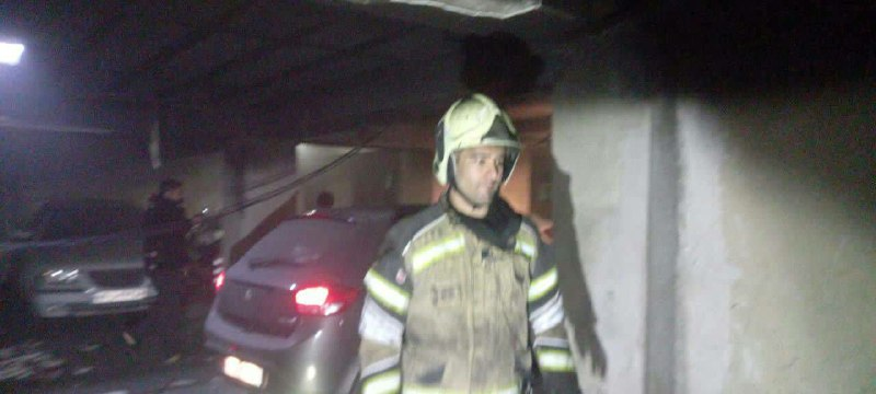 نجات ساکنان محبوس در آتش‌سوزی مجتمع مسکونی نعمت‌آباد